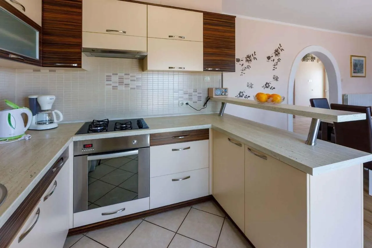 Apartment In Crikvenica 39218