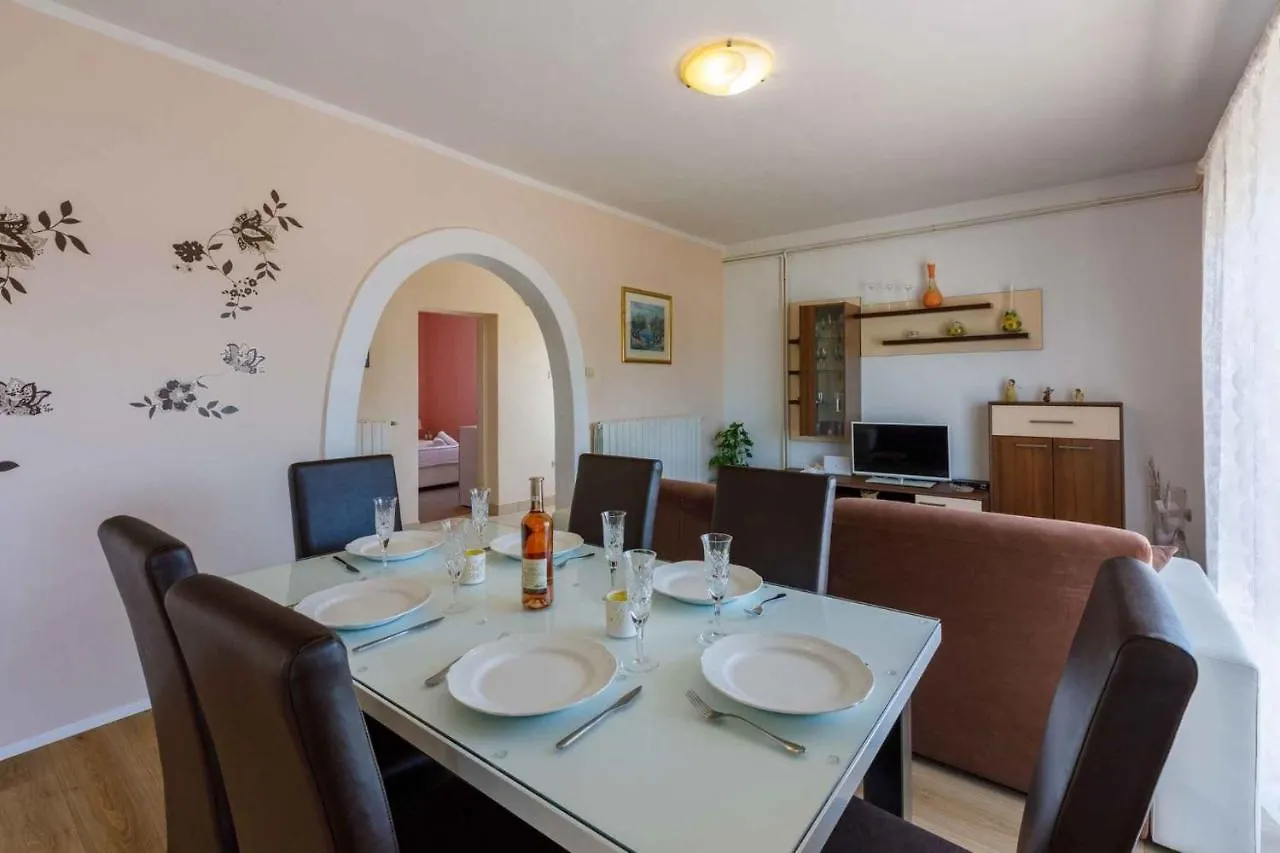 Apartment In Crikvenica 39218
